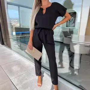 Elegante tuta nera con scollo a V e maniche corte con cintura decorativa per donna