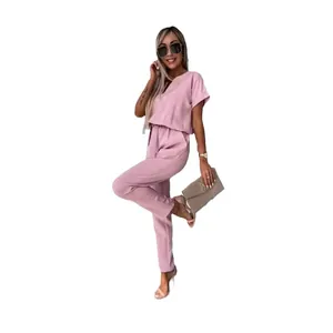 Elegante tuta rosa da donna con scollo a V, maniche corte e cintura di tendenza