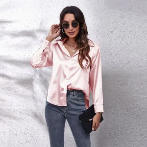 Vollansicht eines pinkfarbenen Satin-Langarmhemds mit Knöpfen an einem Modell