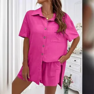 Conjunto de dos piezas fucsia con pantalones cortos casuales y camisa de manga corta