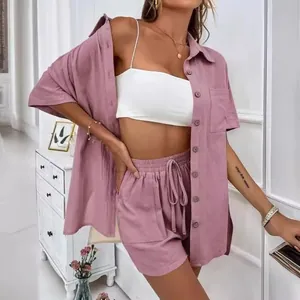 Conjunto informal de dos piezas con camisa de manga corta y pantalones malva