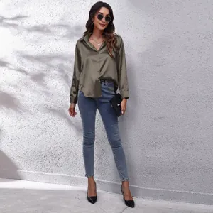Detailansicht einer olivgrünen Satin-Langarm-Bluse mit einem glänzendem Finish