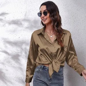Khaki Satin-Langarmhemd für Damen mit modischem Knotendetail vor strukturierter Wand