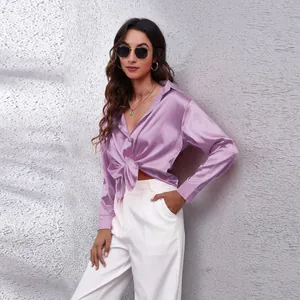 Detailansicht eines lila Satin-Langarmhemdes mit gebundener Taille an einem Model