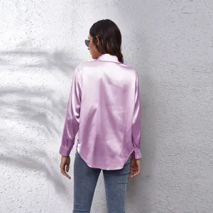Rückansicht eines glänzenden lavendelfarbenen Satin-Langarmhemds mit elegantem Saum