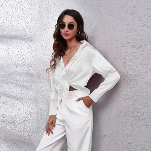 Detailansicht der weißen Langarm-Satinbluse mit elegantem Taillenknoten für Damen