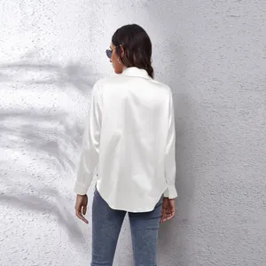 Rückansicht eines weißen Satin-Langarmhemds mit elegantem Glanz-Finish