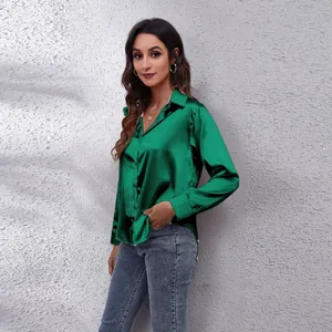 Elegante grüne Satinbluse mit langen Ärmeln und glatter, seidiger Textur