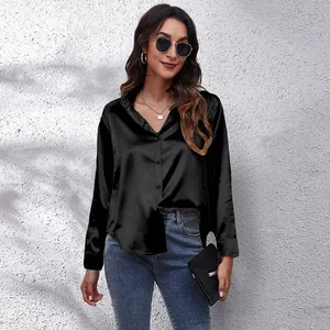 Elegante schwarze Satinbluse für Damen, langärmeliges Hemd mit glatter Seidenoptik für Büro.