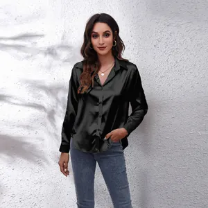 Detailansicht einer eleganten schwarzen Damen-Satinbluse mit seidig glattem Langarm-Finish