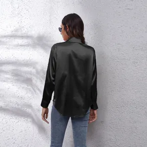 Rückansicht einer eleganten Damen-Langarm-Satinbluse in Dunkelgrau mit Seiden-Effekt