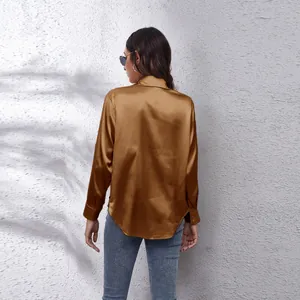 Rückenansicht einer bronzenen Satin-Langarmbluse mit eleganter seidenähnlicher Textur