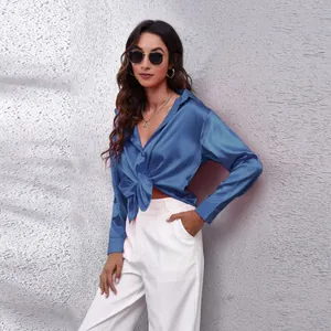 Elegante blaue Satin-Langarmbluse mit geknotetem Taillen-Detail.