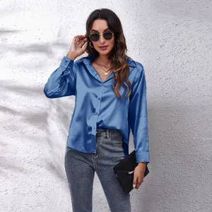 Elegante Damen-Satinbluse in Königsblau mit langen Ärmeln und seidigem Glanz, am Modell