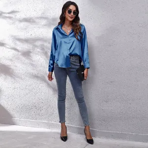 Elegante königsblaue Satin-Langarm-Bluse für Damen mit Jeans und schwarzen Absätzen