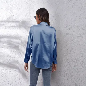 Rückansicht eines blauen Satin-Langarmhemdes mit glänzender Stoffstruktur.