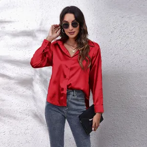 Elegantes rotes Damen-Satinhemd mit langen Ärmeln, Button-Down-Kragen und seidiger Textur