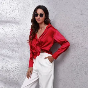 Elegantes rotes Satin-Langarmhemd mit Knotendetail vorne und klassischem Kragen für Damen
