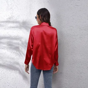 Detaillierte Rückansicht eines roten Satin-Langarmhemds für Damen mit seidigem Finish