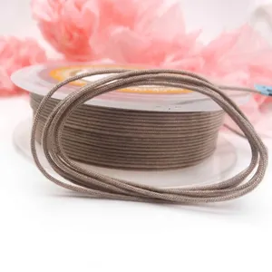 Detaillierte Ansicht der braunen geflochtenen Baumwollschnur auf Spule für DIY-Schmuck