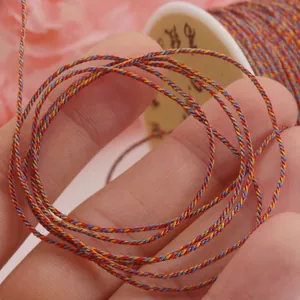 Detailansicht von 0,8 mm buntem handgedrehtem Baumwollfaden für DIY-Schmuckherstellung
