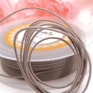 Dettaglio del cordoncino di cotone intrecciato marrone 1,2-1,8mm su rocchetto per gioielli