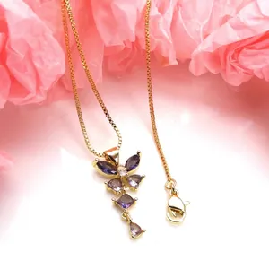 Elegante collana con ciondolo a farfalla placcata in oro con brillanti zirconi viola