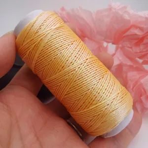 Detailansicht einer 0,5 mm dicken orangefarbenen Wachskordel für DIY-Schmuckarmbänder