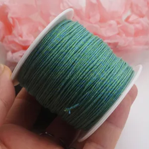 Nahaufnahme einer 0,8 mm bunten handgedrehten Baumwollkordel für DIY-Schmuckherstellung