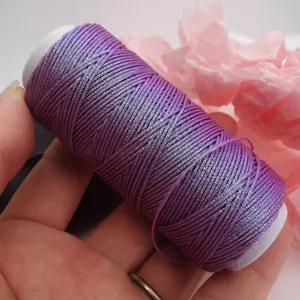 Detailansicht von 0,5 mm schimmerndem lila Flachwachsgarn für DIY-Schmuckweberei