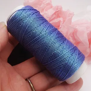 Detailansicht von 0,5 mm holographischem lila gewachstem Flachgarn für DIY-Armbänder.