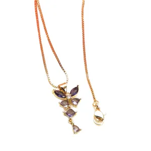 Elegante collana a farfalla dorata con ciondolo in zirconia viola su catena veneziana