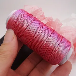 Nahaufnahme von 0,5 mm pinkfarbenem flachem Wachsgarn mit glitzernden Metallic-Effekten