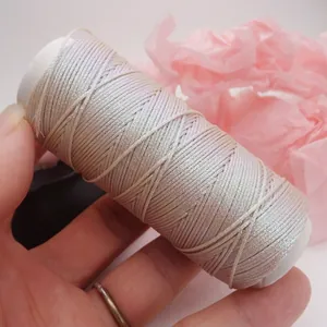 Makrodetail von 0,5 mm schillerndem, flachem Wachsgarn für DIY-Schmuckflechten