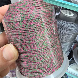 Nahaufnahme von 1,2mm pink-grün meliertem handgedrehtem Baumwollfaden für DIY-Schmuck