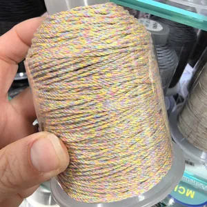 Nahaufnahme von 1,2 mm buntem Baumwollfaden für DIY-Schmuckherstellung.
