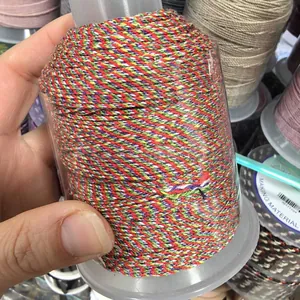 Nahaufnahme von 1,2 mm mehrfarbiger geflochtener Baumwollschnur für DIY-Schmuck