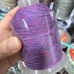 Detaillierte Nahaufnahme der Textur des 1,2 mm blau-rosa gemischten Baumwollfadens