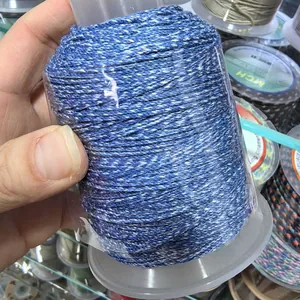 Nahaufnahme von 1,2 mm blau-weiß meliertem Baumwollfaden für DIY-Schmuckherstellung