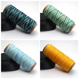 Gros plan de fils cirés dégradés de 0,5 mm en quatre couleurs pour bijoux DIY