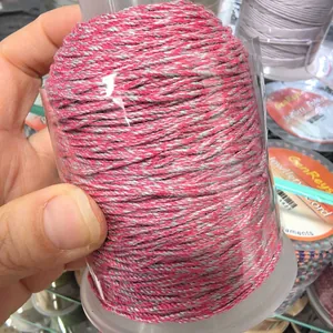Nahaufnahme der 1,2 mm rot-grau gedrehten Baumwollschnur für DIY-Schmuckbasteln