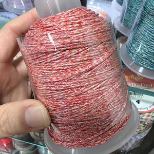 Detailansicht von 1,2 mm rot-weiß gemischtem Baumwollfaden für DIY-Schmuck und Quasten