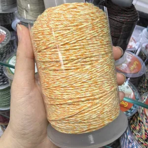 Nahaufnahme von 1,2 mm buntem, handgedrehtem Baumwollfaden für Schmuckdesign