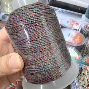 Detaillierte Makroansicht einer 1,2 mm bunten, handgedrehten Baumwollfadenspule für DIY-Schmuck