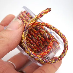Makrodetail einer 3mm metallisch geflochtenen Drachenmuster Kordel für DIY Schmuck Basteln