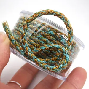 Detailansicht der 3mm metallischen Flechtschnur mit Drachenmuster-Verlauf für Schmuck
