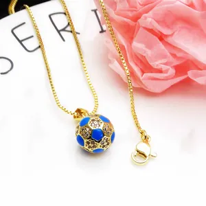 Detailansicht einer goldenen Fußball-Anhänger-Halskette mit blauer Emaille und CZ