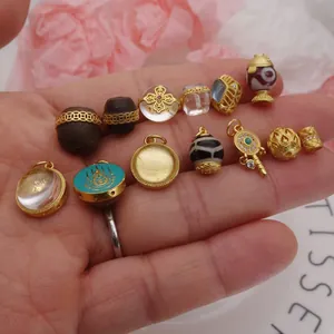 Détail de diverses perles de bijoux DIY, dont des breloques en or sable et cristal