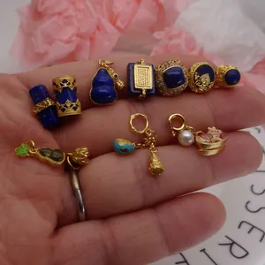 Vue détaillée de divers charms et perles en lapis-lazuli plaqué or pour bijoux DIY