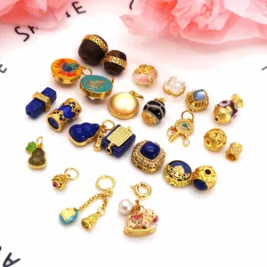 Vue détaillée de perles de bijoux DIY assorties en plaqué or et lapis-lazuli